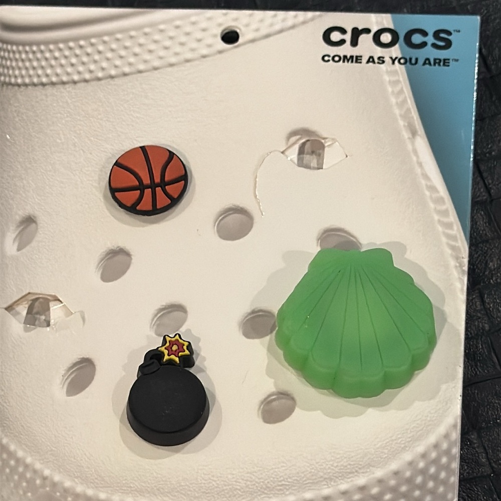 New authentic Crocs jibbits lot of 24 variety display - Picture 6 of 8